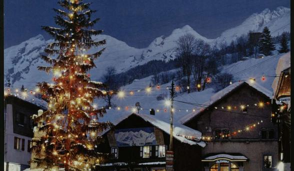 « LA CLUSAZ/HAUTE-SAVOIE/1040 M./FRANCE »,campagne publicitaire, Commissariat Général au Tourisme, BRAUN ET CIE (Imp.), [1966], photo de DORLY, [noël à la station de sports d'hiver de La Clusaz], 2 ex., 60 x 40 cm, couleur.